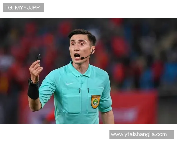 中超焦点战：AC米兰大胜曼联引发争议判罚全场沸腾